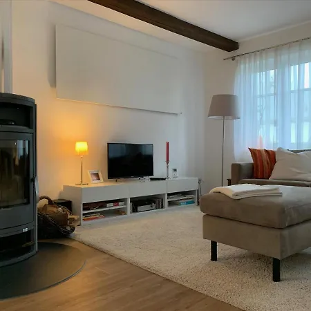 Charmantes Haus Mit Zwei Und Grossem Garten In - Enjoy!