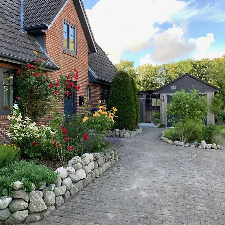 Dom wakacyjny Charmantes Haus Mit Zwei Und Grossem Garten In - Enjoy! *