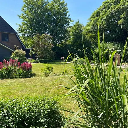 Dom wakacyjny Charmantes Haus Mit Zwei Und Grossem Garten In - Enjoy! Aventoft