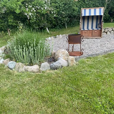 Charmantes Haus Mit Zwei Und Grossem Garten In - Enjoy! *