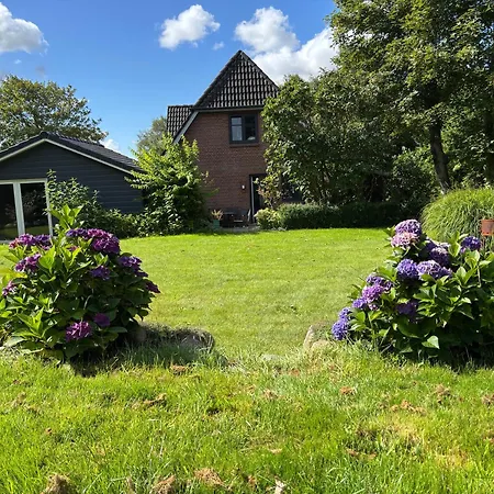 Charmantes Haus Mit Zwei Und Grossem Garten In - Enjoy!
