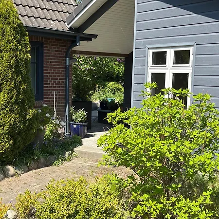 Dom wakacyjny Charmantes Haus Mit Zwei Und Grossem Garten In - Enjoy!