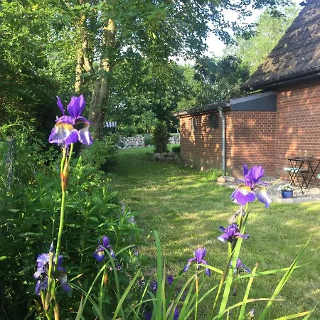 Holiday home Charmantes Haus Mit Zwei Und Grossem Garten In - Enjoy! Aventoft