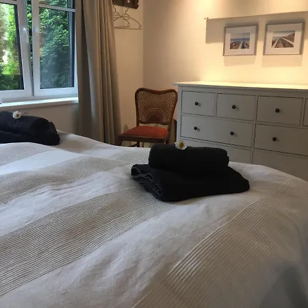 Charmantes Haus Mit Zwei Und Grossem Garten In - Enjoy! Holiday home *