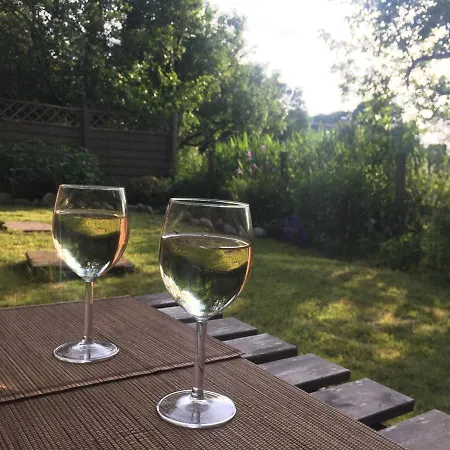 Dom wakacyjny Charmantes Haus Mit Zwei Und Grossem Garten In - Enjoy!